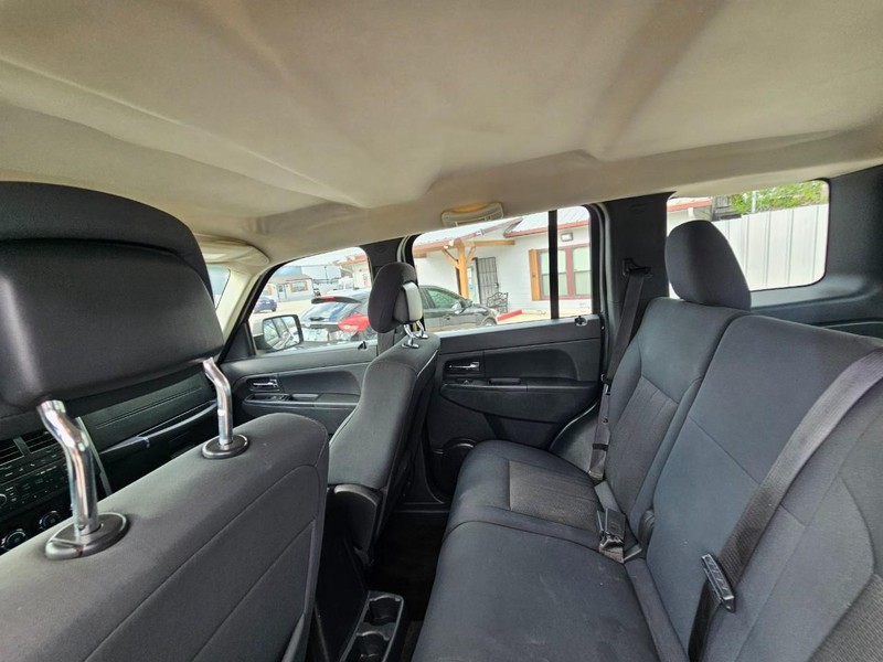 Jeep Liberty Vehicle Full-screen Gallery Image 13