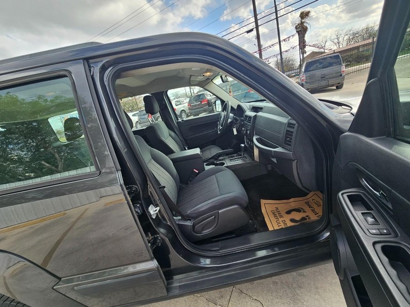 Jeep Liberty Vehicle Full-screen Gallery Image 14