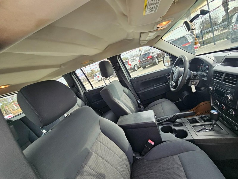 Jeep Liberty Vehicle Full-screen Gallery Image 15