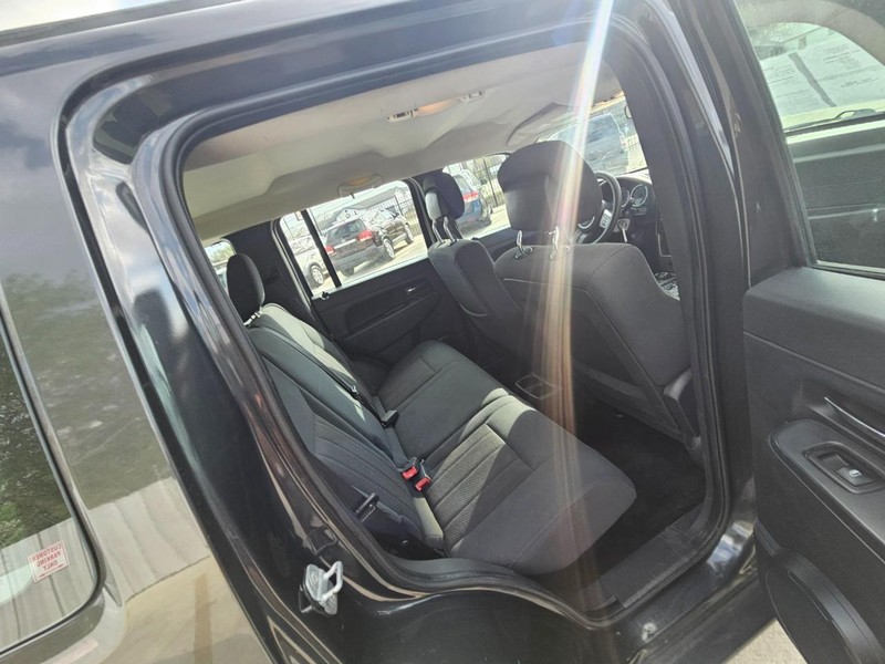 Jeep Liberty Vehicle Full-screen Gallery Image 16