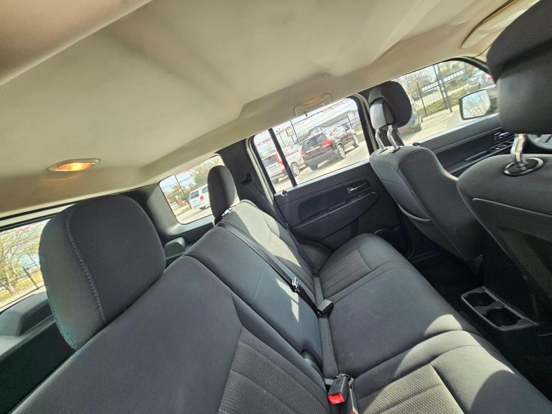 Jeep Liberty Vehicle Full-screen Gallery Image 17