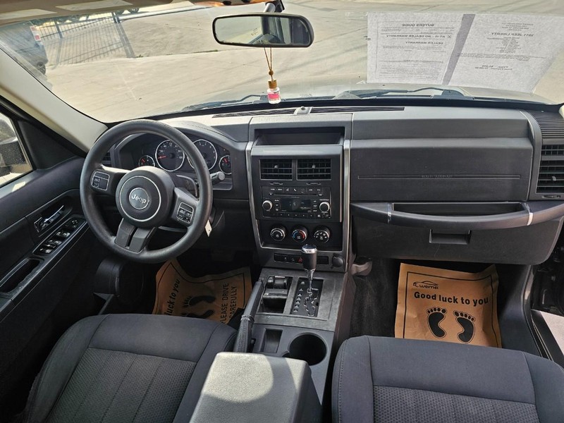 Jeep Liberty Vehicle Full-screen Gallery Image 18