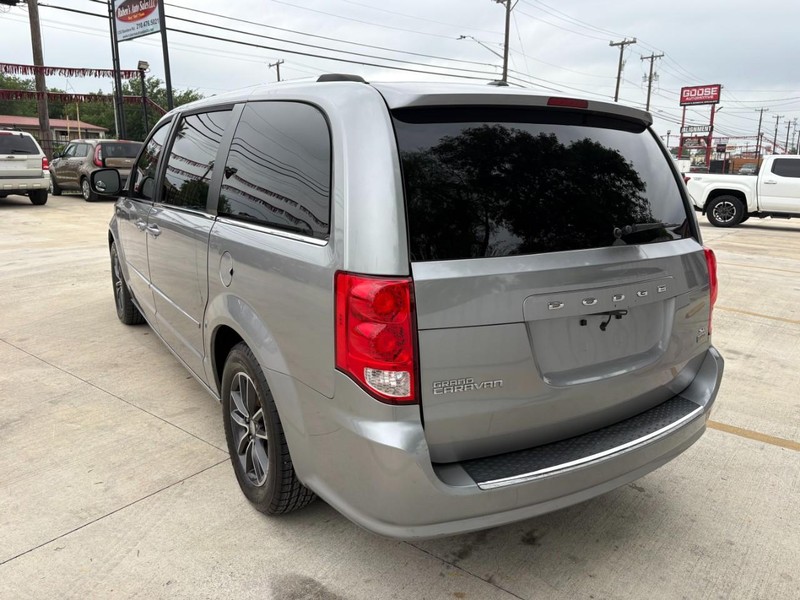Dodge Grand Caravan Vehicle Full-screen Gallery Image 03