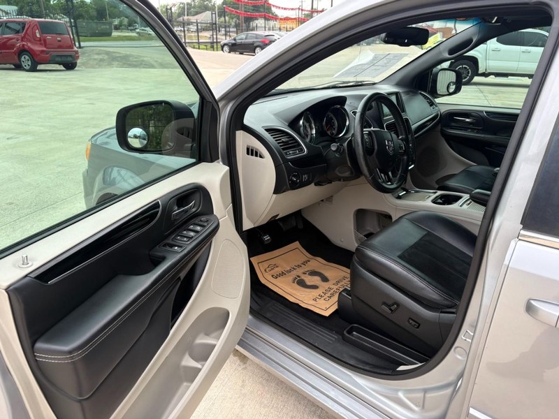 Dodge Grand Caravan Vehicle Full-screen Gallery Image 09