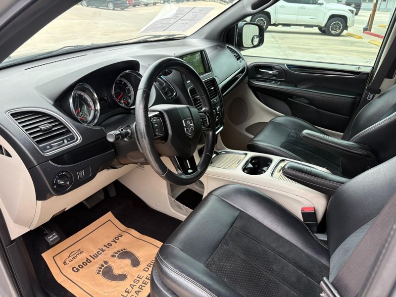 Dodge Grand Caravan Vehicle Full-screen Gallery Image 10