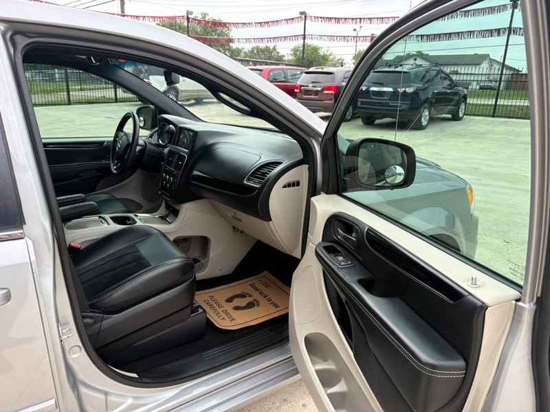 Dodge Grand Caravan Vehicle Full-screen Gallery Image 11
