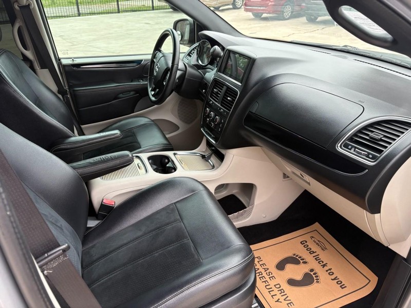 Dodge Grand Caravan Vehicle Full-screen Gallery Image 12