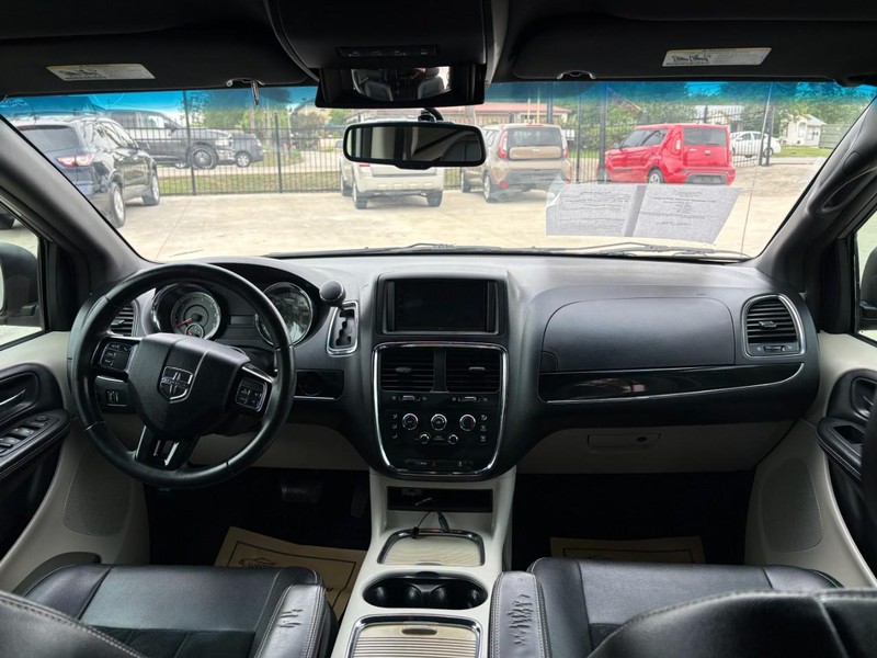 Dodge Grand Caravan Vehicle Full-screen Gallery Image 13