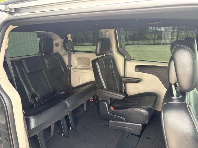 Dodge Grand Caravan Vehicle Full-screen Gallery Image 14