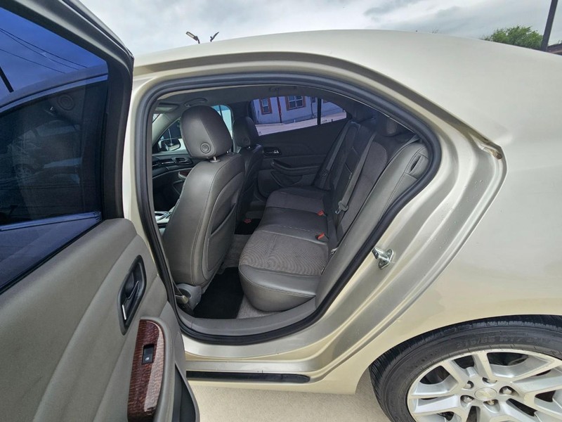 Chevrolet Malibu Vehicle Image 11