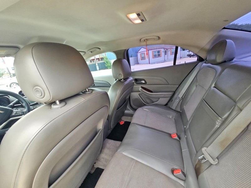 Chevrolet Malibu Vehicle Image 12