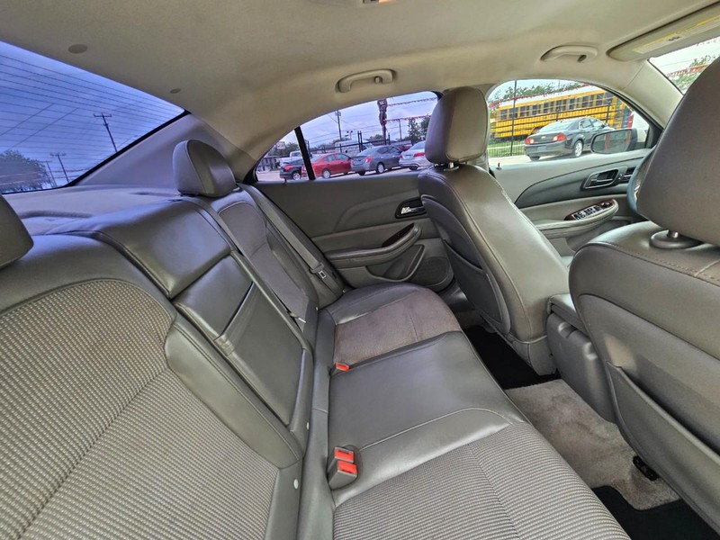 Chevrolet Malibu Vehicle Image 16