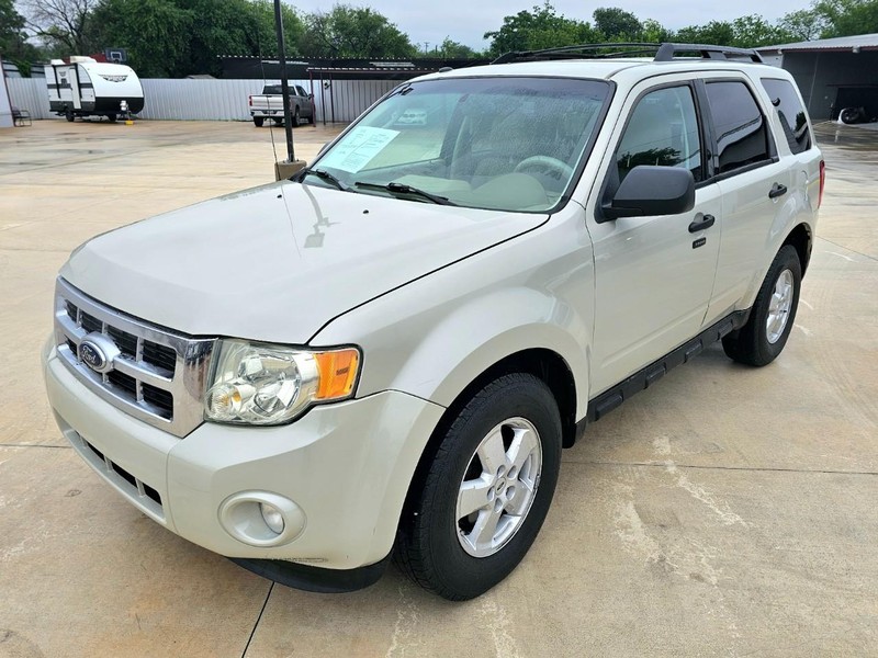 Ford Escape Vehicle Full-screen Gallery Image 01