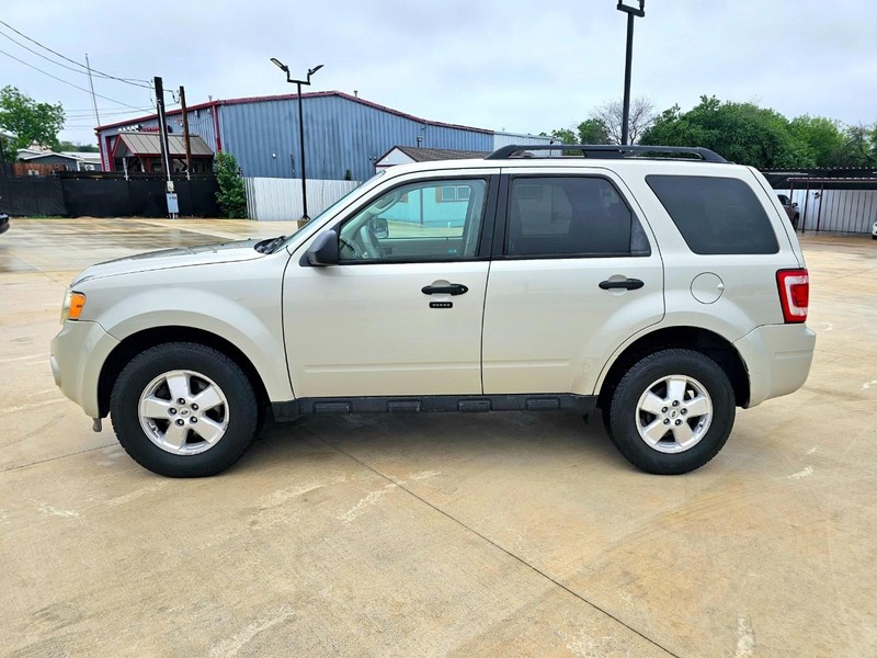 Ford Escape Vehicle Full-screen Gallery Image 02