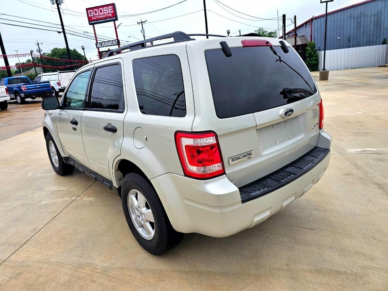 Ford Escape Vehicle Full-screen Gallery Image 03