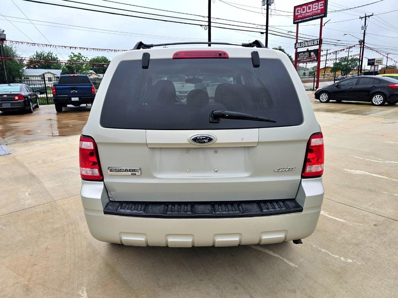 Ford Escape Vehicle Full-screen Gallery Image 04