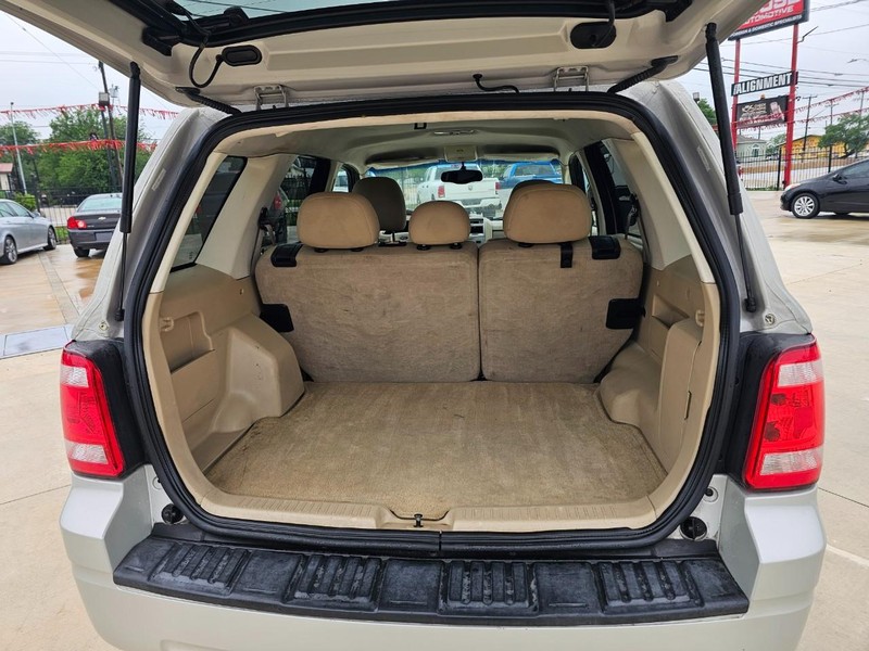 Ford Escape Vehicle Full-screen Gallery Image 05