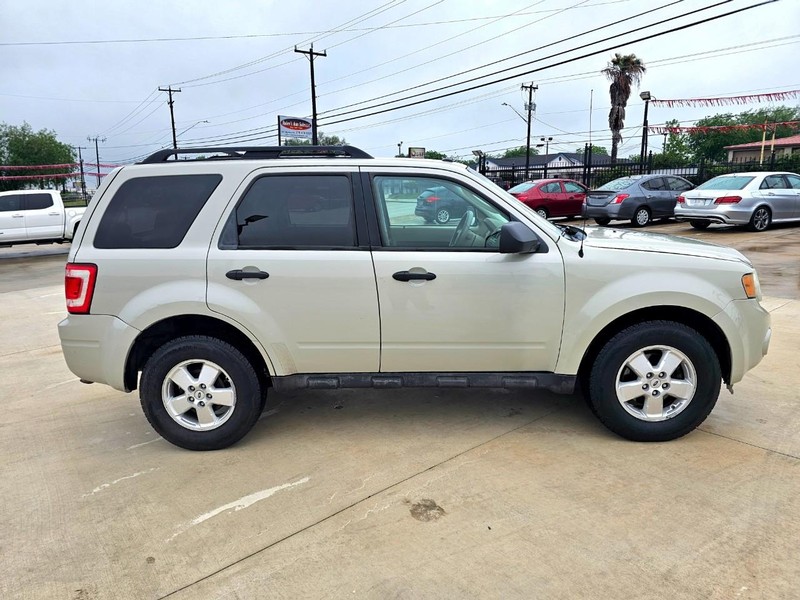 Ford Escape Vehicle Full-screen Gallery Image 07