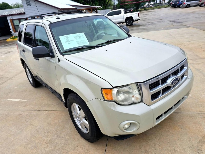 Ford Escape Vehicle Full-screen Gallery Image 08