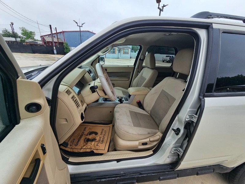 Ford Escape Vehicle Full-screen Gallery Image 10