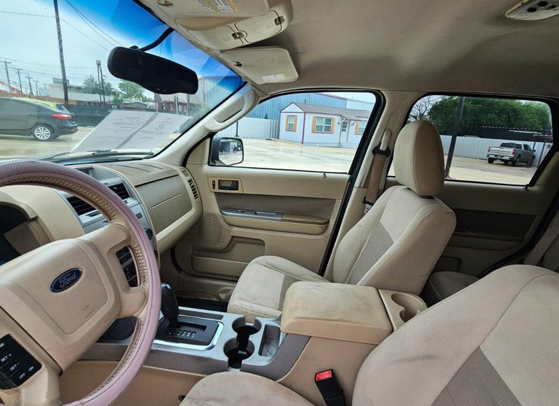 Ford Escape Vehicle Full-screen Gallery Image 11