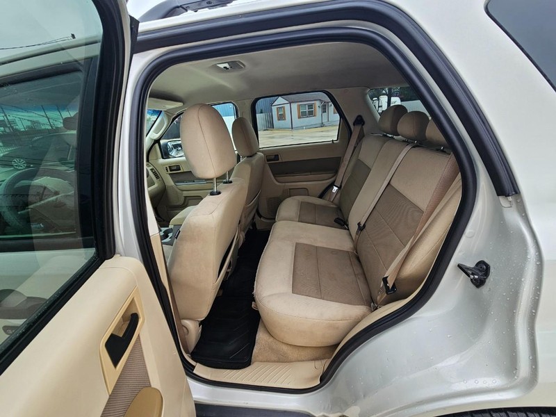 Ford Escape Vehicle Full-screen Gallery Image 12
