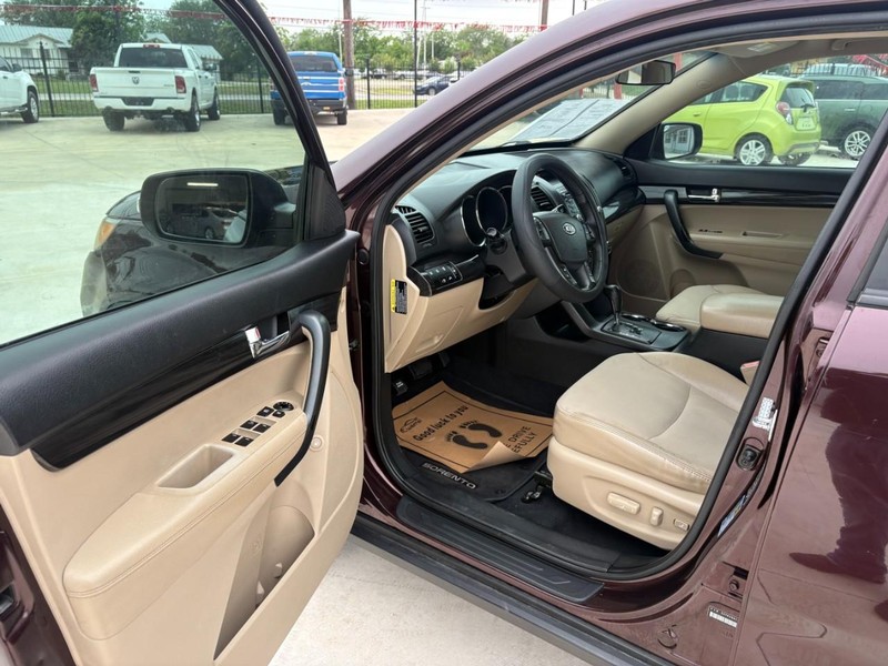 Kia Sorento Vehicle Image 11