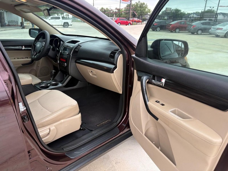 Kia Sorento Vehicle Image 12