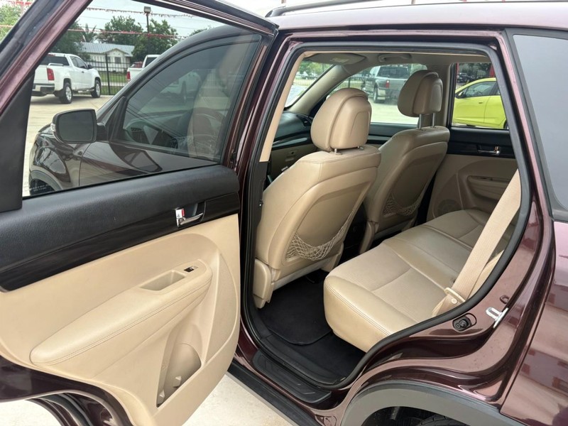 Kia Sorento Vehicle Image 13