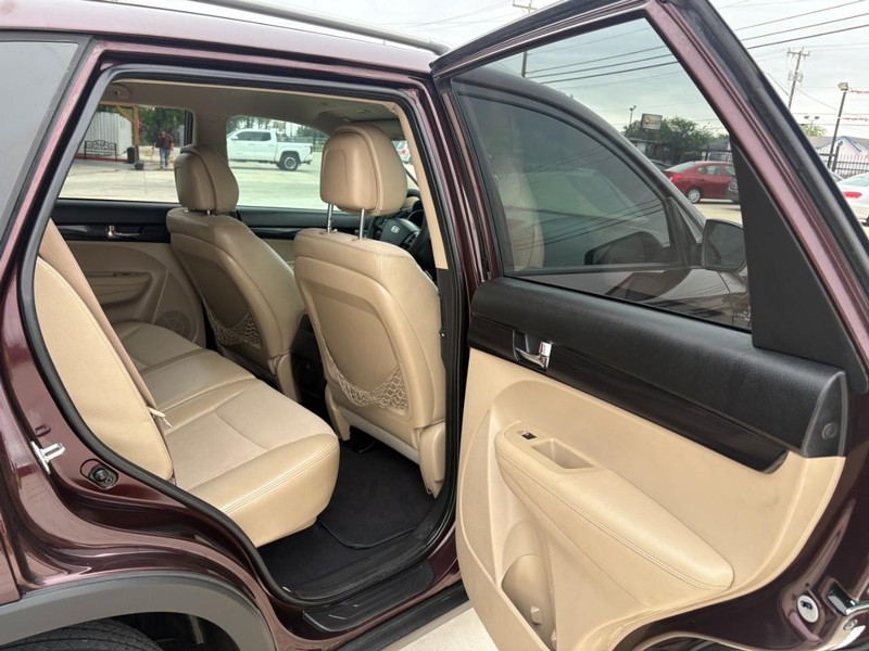 Kia Sorento Vehicle Image 14