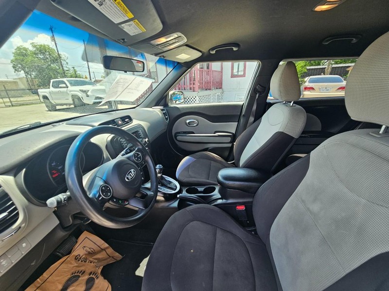 Kia Soul Vehicle Full-screen Gallery Image 11