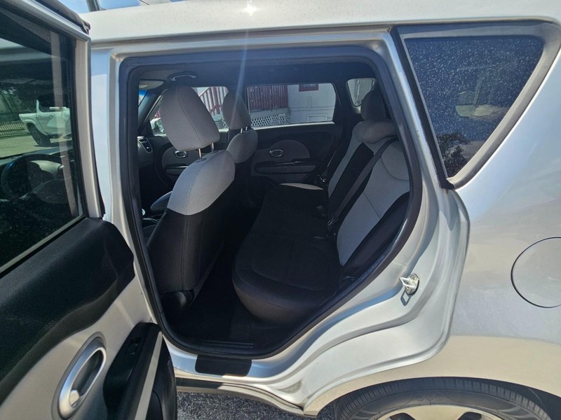 Kia Soul Vehicle Full-screen Gallery Image 12