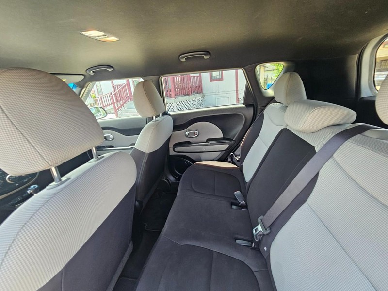 Kia Soul Vehicle Full-screen Gallery Image 13