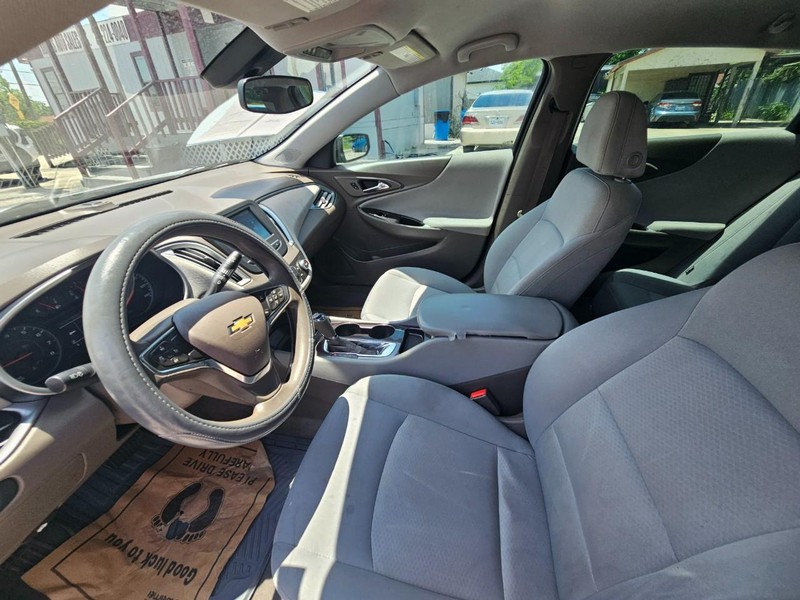 Chevrolet Malibu Vehicle Full-screen Gallery Image 10