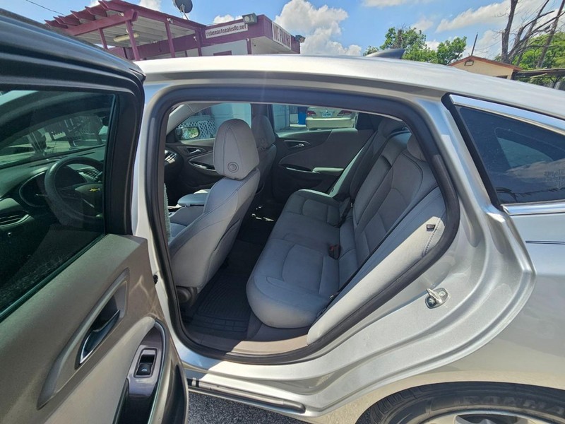 Chevrolet Malibu Vehicle Full-screen Gallery Image 11