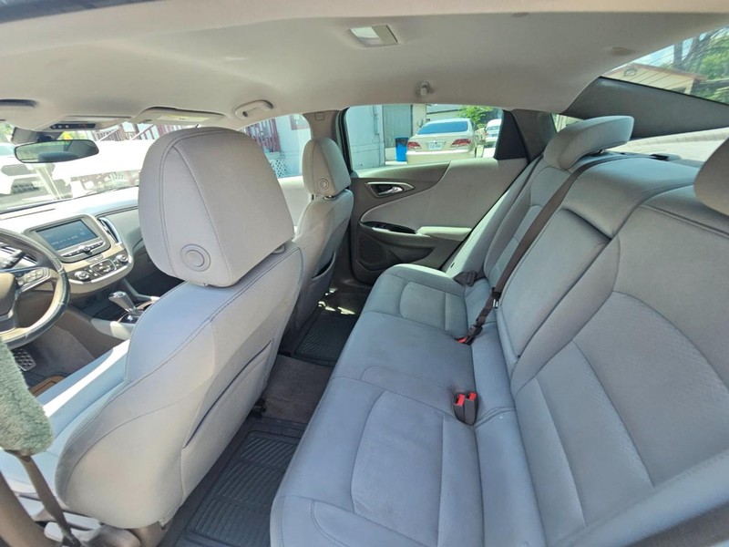 Chevrolet Malibu Vehicle Full-screen Gallery Image 12