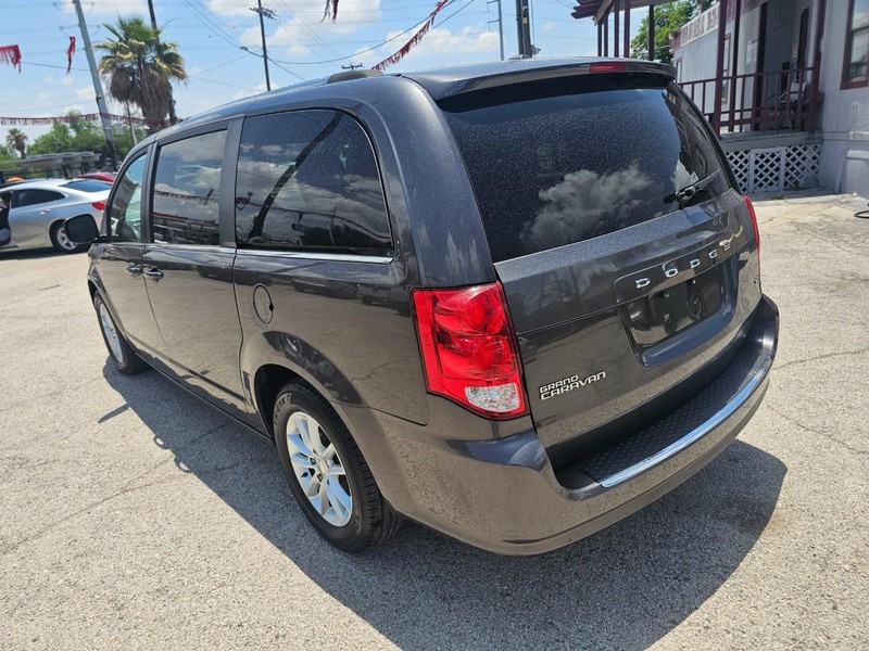Dodge Grand Caravan Vehicle Full-screen Gallery Image 03