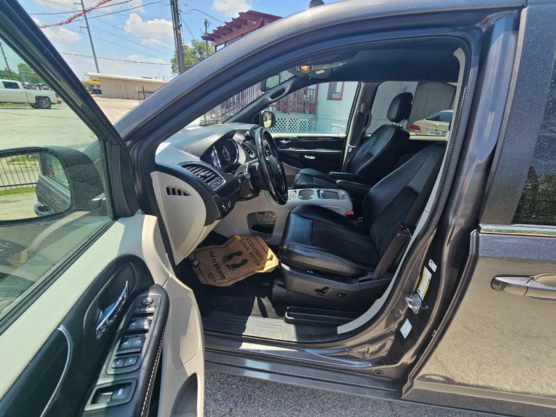 Dodge Grand Caravan Vehicle Full-screen Gallery Image 10