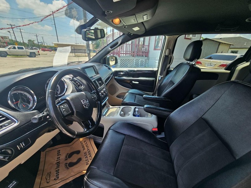 Dodge Grand Caravan Vehicle Full-screen Gallery Image 11