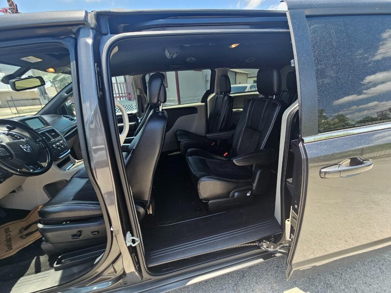 Dodge Grand Caravan Vehicle Full-screen Gallery Image 12