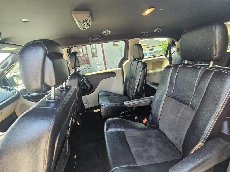 Dodge Grand Caravan Vehicle Full-screen Gallery Image 13