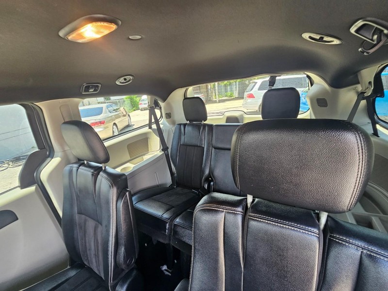 Dodge Grand Caravan Vehicle Full-screen Gallery Image 14