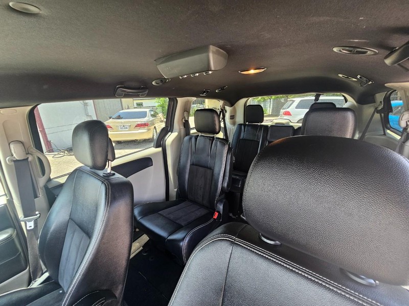 Dodge Grand Caravan Vehicle Full-screen Gallery Image 15