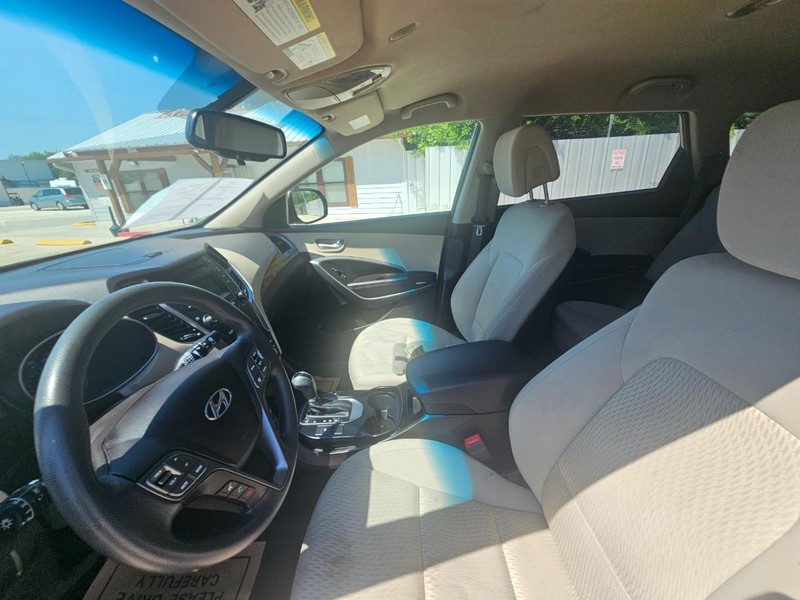 Hyundai Santa Fe Vehicle Image 11