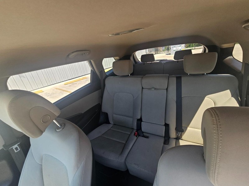Hyundai Santa Fe Vehicle Image 16