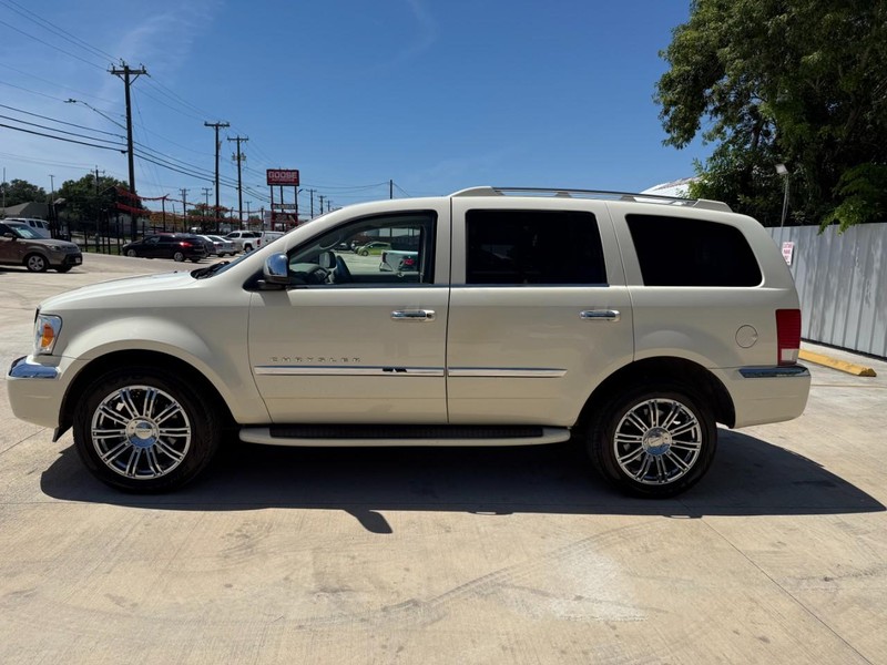 Chrysler Aspen Vehicle Image 02