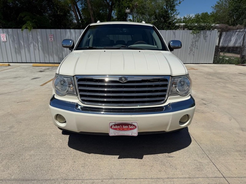 Chrysler Aspen Vehicle Image 08