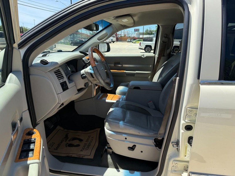 Chrysler Aspen Vehicle Image 10