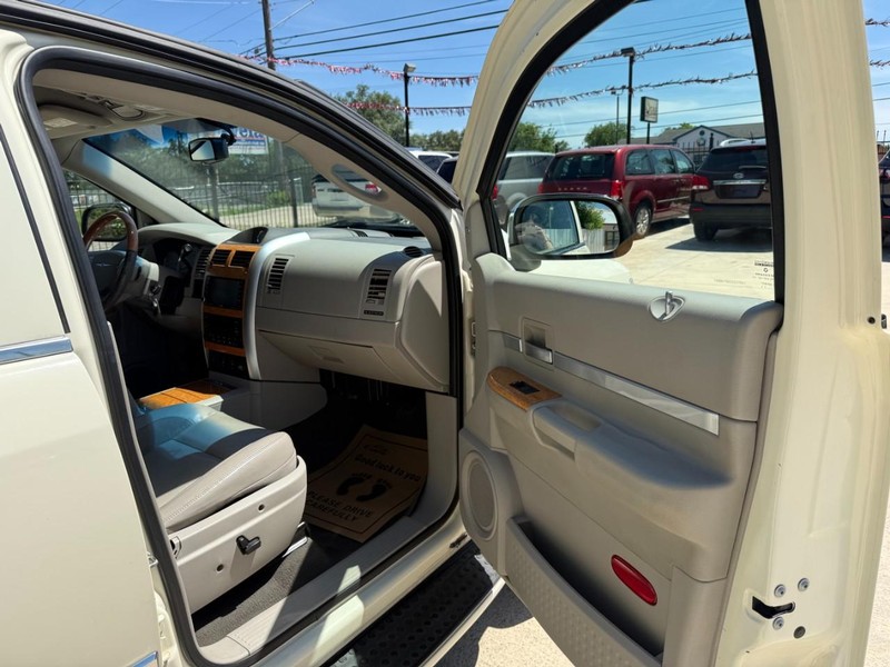 Chrysler Aspen Vehicle Image 11