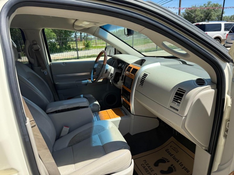 Chrysler Aspen Vehicle Image 12